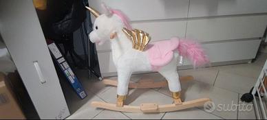 Cavallo a dondolo unicorno