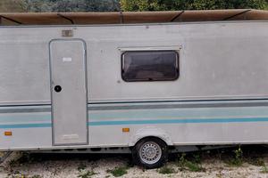 Roller Team caravan 5 posti letto con tettoia