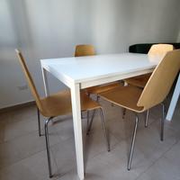 Tavolo bianco rettangolare