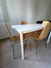 Tavolo bianco rettangolare