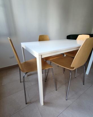 Tavolo bianco rettangolare