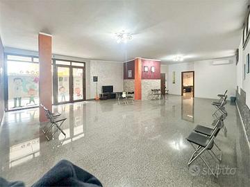 Locale commerciale a reddito con alta visibilità