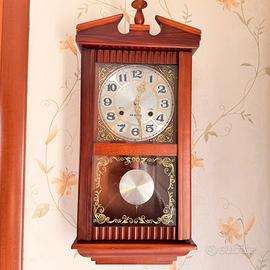 Orologio a pendolo in legno