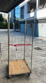 carrello porta-biancheria o sacchi