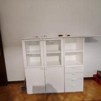 Mobile bianco con vetrinetta
