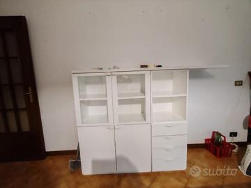 Mobile bianco con vetrinetta