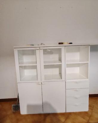 Mobile bianco con vetrinetta