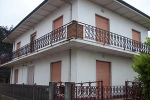 Marina di massa villa con giardino box auto