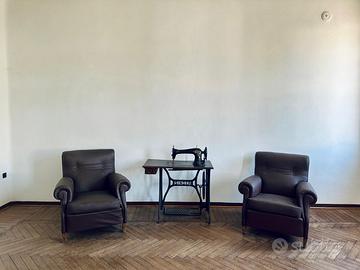 2 Poltrone vintage in pelle + macchina da cucire