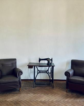 2 Poltrone vintage in pelle + macchina da cucire