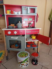 Cucina in legno funzionante completa di pentole