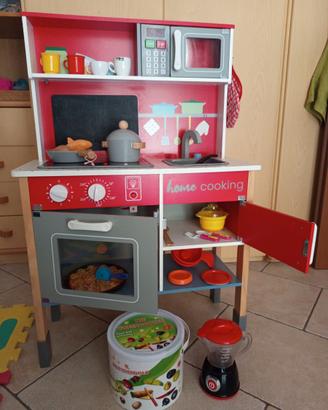 Cucina in legno funzionante completa di pentole