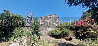 Antico casale con terreno a Carrubba di Giarre