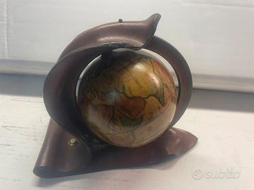 Mappamondo in legno e cuoio