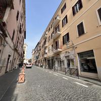 NEGOZIO A ALBANO LAZIALE