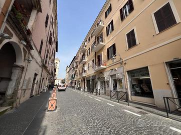 NEGOZIO A ALBANO LAZIALE