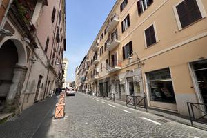 NEGOZIO A ALBANO LAZIALE