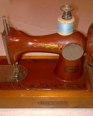 Macchina da cucire made in USSR completa
