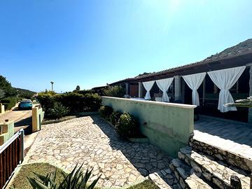 Villa singola con scorcio vista mare