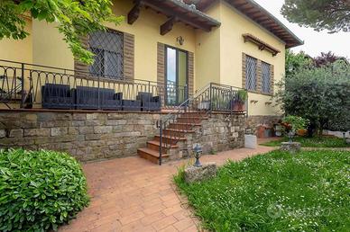 Casa indipendente di 465 m² con più di 5 locali a 