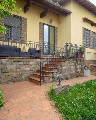 Casa indipendente di 465 m² con più di 5 locali a 