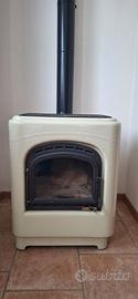 Stufa a legna in ceramica/maiolica beige con tubi