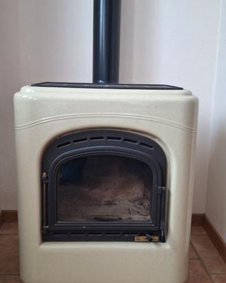 Stufa a legna in ceramica/maiolica beige con tubi