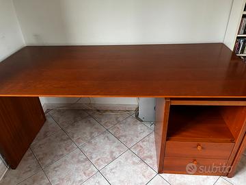 Scrivania con cassetti