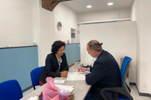 Stanza ufficio con mobilia in condivisione