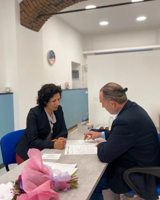 Stanza ufficio con mobilia in condivisione