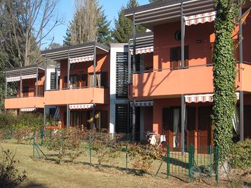 Da privato bilocale arredato con giardino