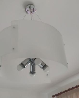 Lampadario moderno in vetro e metallo