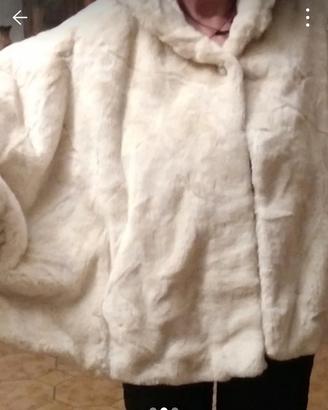 mantella beige in pelliccia sintetica