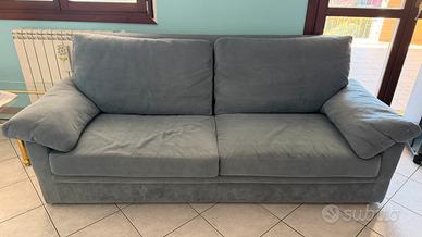 Divano in Alcatara con cuscini vera piuma