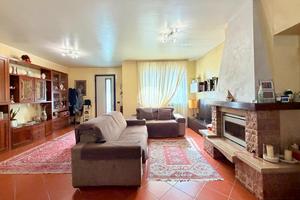 VILLA A SCHIERA A AZZANO MELLA