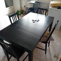 tavolo da cucina nero con sedie