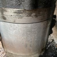 Pompa idraulica con serbatoio e distributore