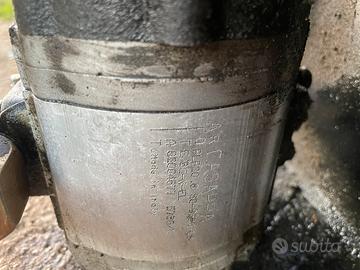 Pompa idraulica con serbatoio e distributore