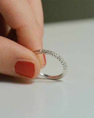 Anello in oro bianco con brillanti