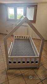Lettino in legno bianco per bimbo