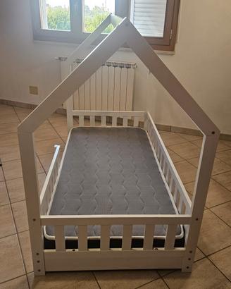 Lettino in legno bianco per bimbo