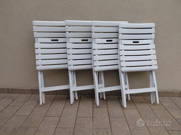 Quattro sedie pieghevoli in plastica.