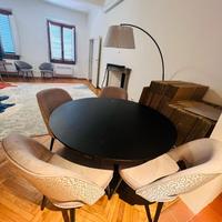 Tavolo rotondo nero e 4 poltroncine