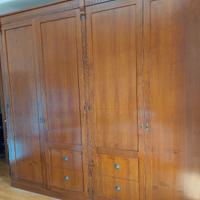 Elegante armadio in legno massello di noce