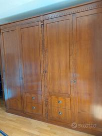 Elegante armadio in legno massello di noce