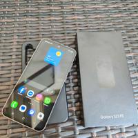 con un iPhone,  un Samsung S23 FE 128