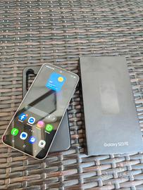 con un iPhone,  un Samsung S23 FE 128