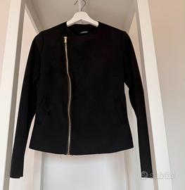Giacca nera effetto camoscio con zip asimmetrica
