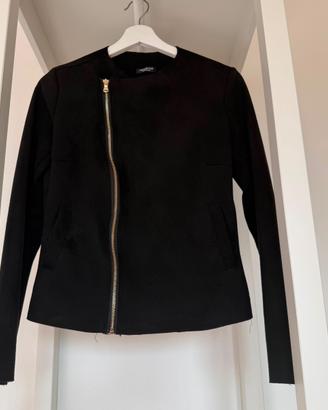 Giacca nera effetto camoscio con zip asimmetrica