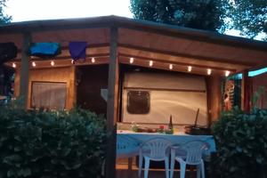 Casetta in legno+roulotte+veranda